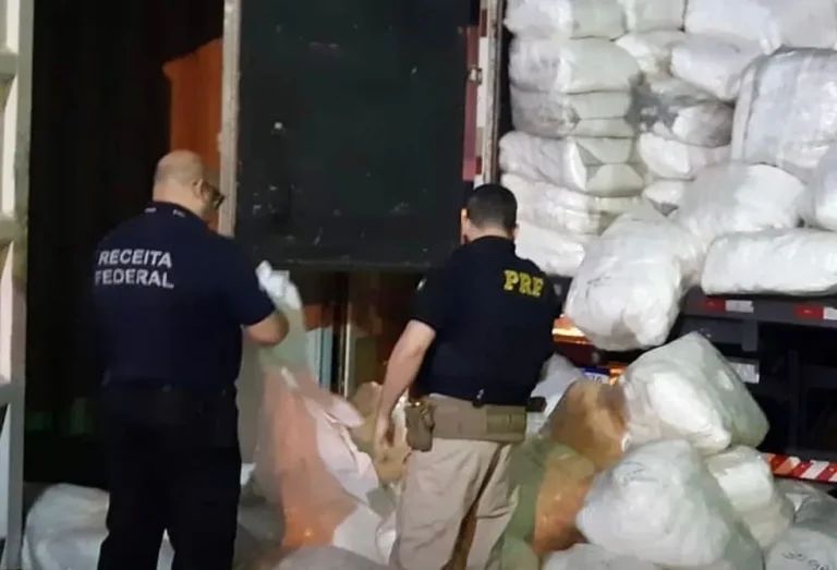 PRF e Receita Federal apreendem carga com 50 mil aventais cirúrgicos na Dutra com destino a Paracambi